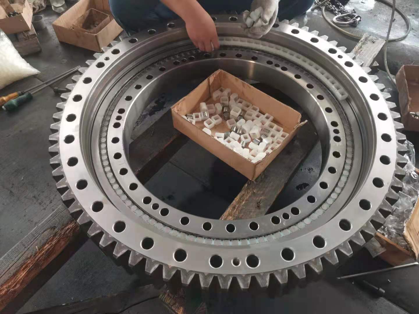 Series 13-Three Row Roller Slewing Bearing Slewing Bearing for Harbour Crane Clamshell Bucket