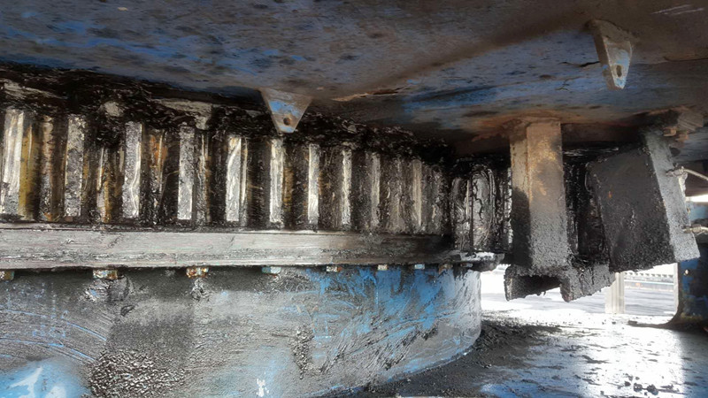 Maintenance of slewing bearing of hydraulic excavator